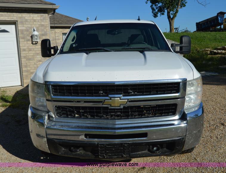 image for item H2805 2007 Chevrolet Silverado 2500HD Crew Cab pickup truck