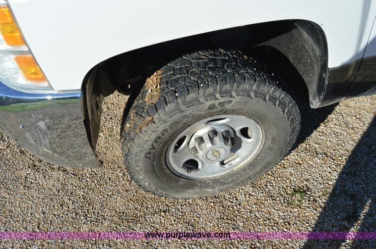 image for item H2805 2007 Chevrolet Silverado 2500HD Crew Cab pickup truck