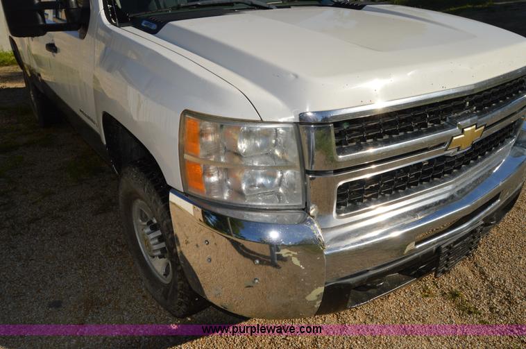 image for item H2805 2007 Chevrolet Silverado 2500HD Crew Cab pickup truck