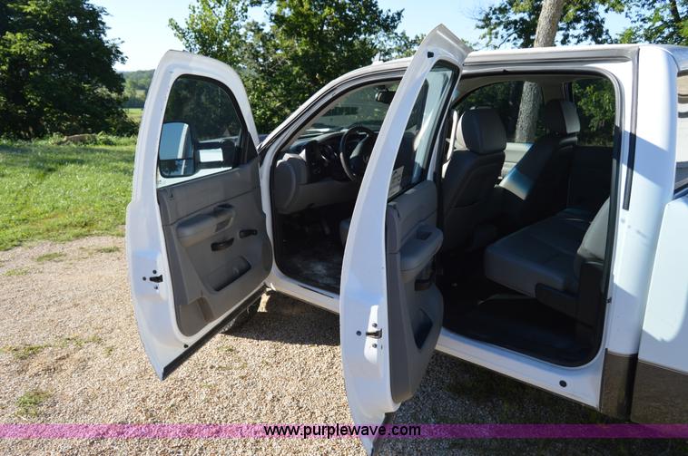 image for item H2805 2007 Chevrolet Silverado 2500HD Crew Cab pickup truck