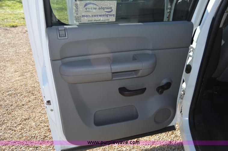 image for item H2805 2007 Chevrolet Silverado 2500HD Crew Cab pickup truck