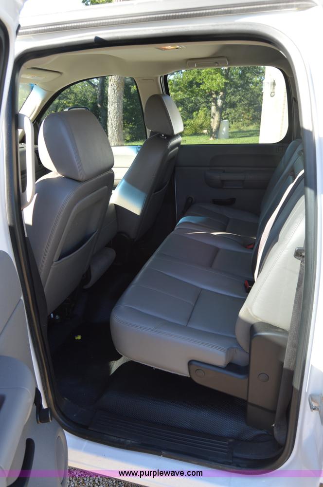 image for item H2805 2007 Chevrolet Silverado 2500HD Crew Cab pickup truck