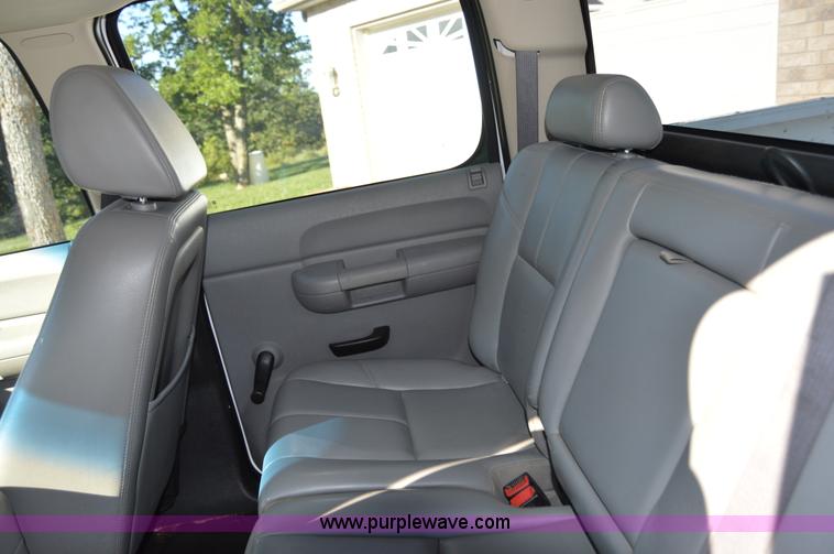 image for item H2805 2007 Chevrolet Silverado 2500HD Crew Cab pickup truck