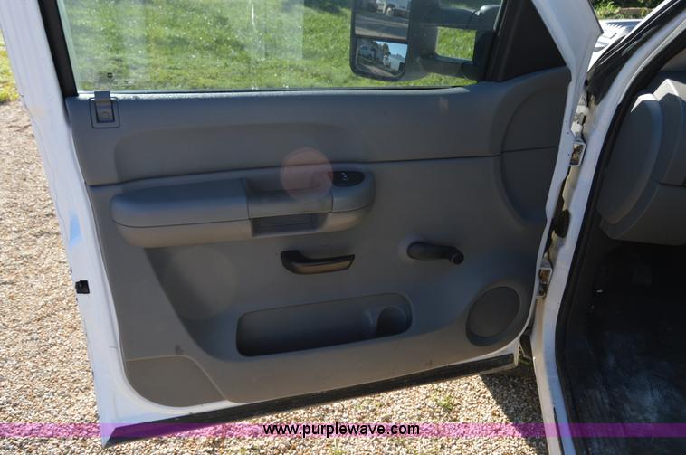 image for item H2805 2007 Chevrolet Silverado 2500HD Crew Cab pickup truck