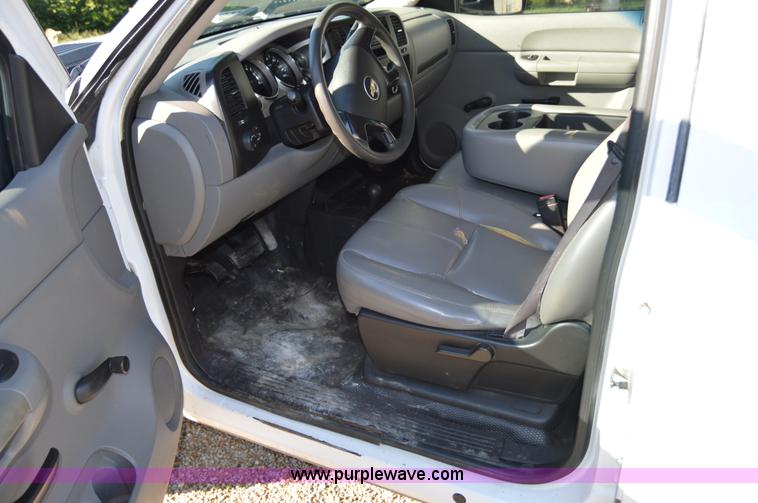 image for item H2805 2007 Chevrolet Silverado 2500HD Crew Cab pickup truck