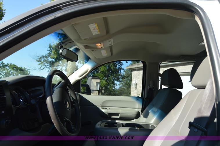 image for item H2805 2007 Chevrolet Silverado 2500HD Crew Cab pickup truck