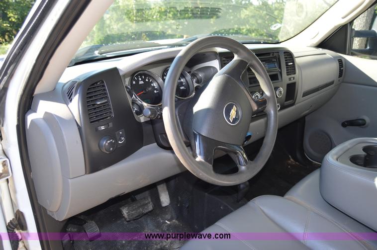 image for item H2805 2007 Chevrolet Silverado 2500HD Crew Cab pickup truck