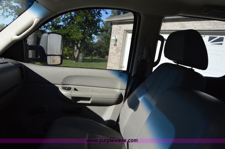 image for item H2805 2007 Chevrolet Silverado 2500HD Crew Cab pickup truck