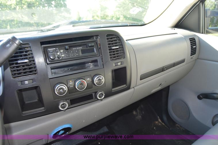 image for item H2805 2007 Chevrolet Silverado 2500HD Crew Cab pickup truck