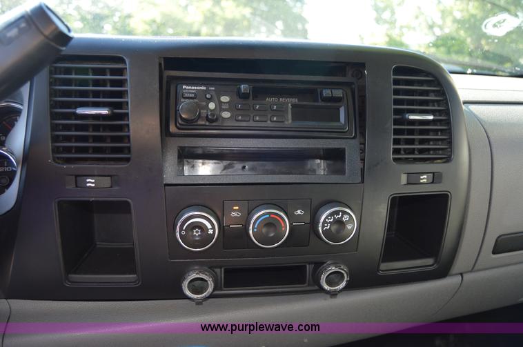 image for item H2805 2007 Chevrolet Silverado 2500HD Crew Cab pickup truck