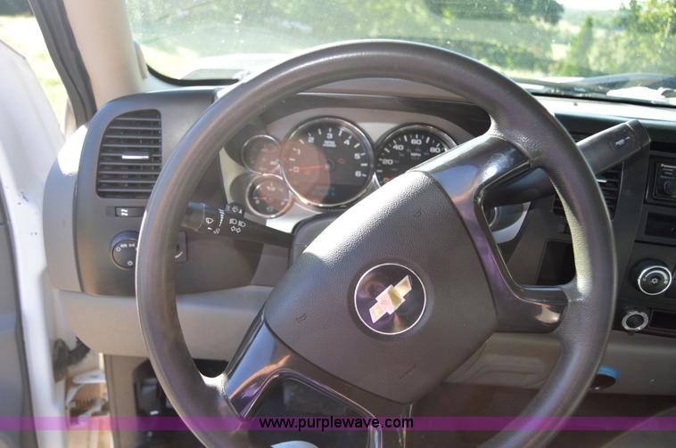 image for item H2805 2007 Chevrolet Silverado 2500HD Crew Cab pickup truck