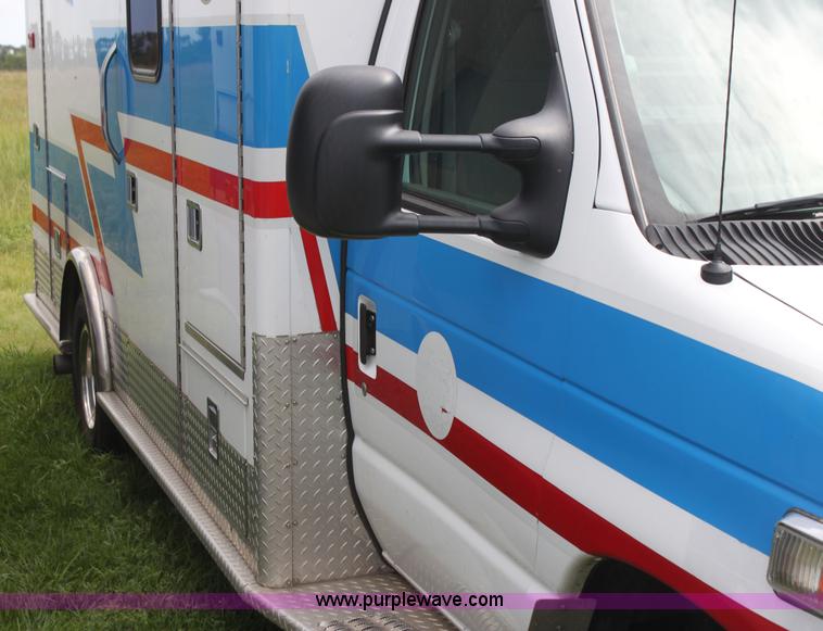 image for item H5388 2009 Ford E450 Super Duty ambulance