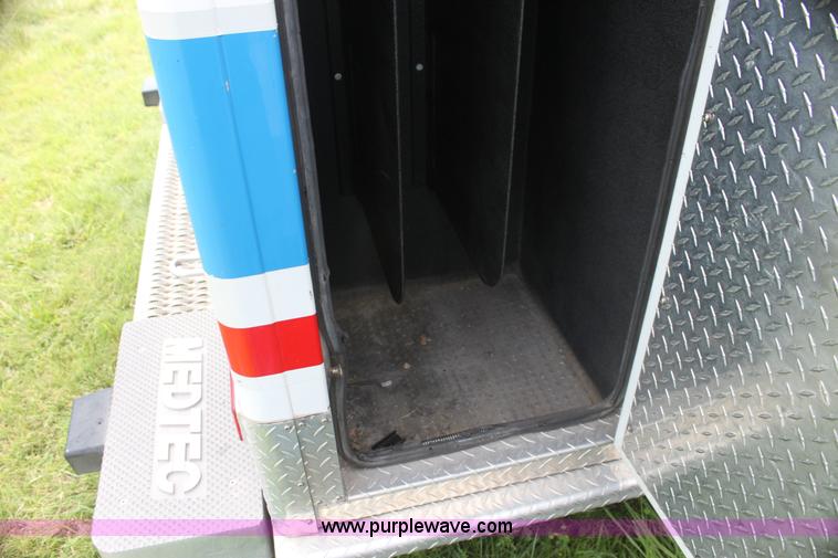 image for item H5388 2009 Ford E450 Super Duty ambulance