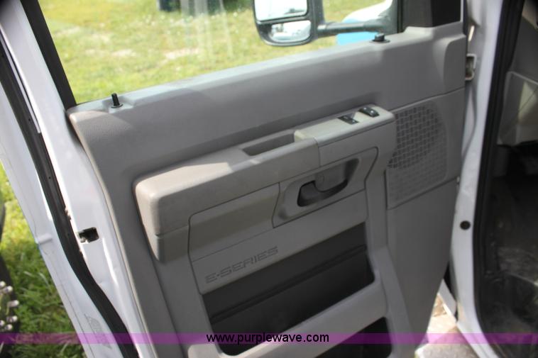 image for item H5389 2009 Ford E450 ambulance
