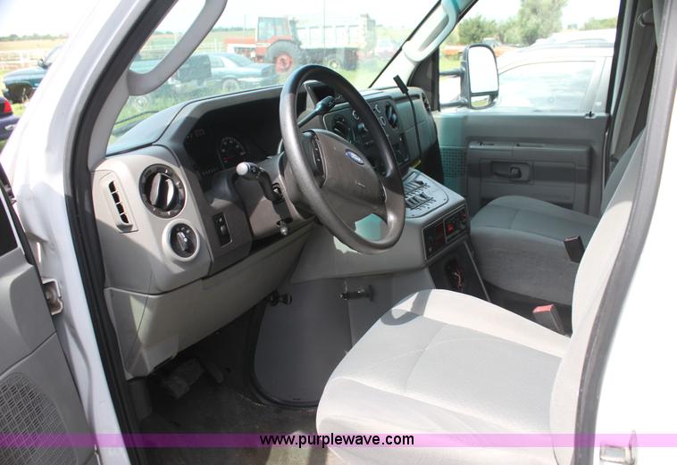 image for item H5389 2009 Ford E450 ambulance