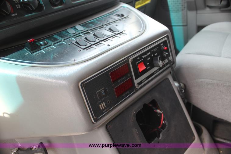 image for item H5389 2009 Ford E450 ambulance