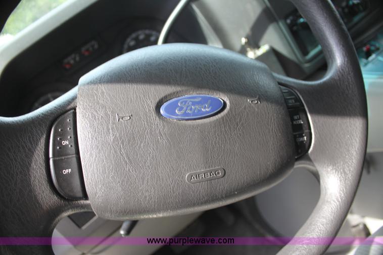 image for item H5389 2009 Ford E450 ambulance