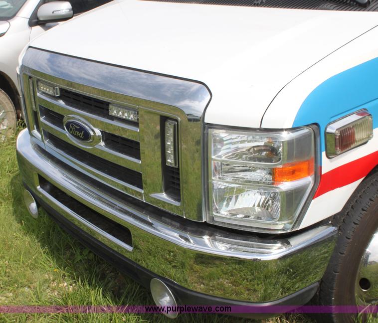 image for item H5389 2009 Ford E450 ambulance