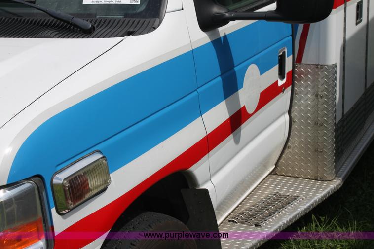image for item H5389 2009 Ford E450 ambulance