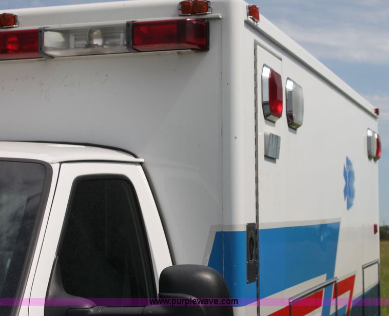 image for item H5389 2009 Ford E450 ambulance