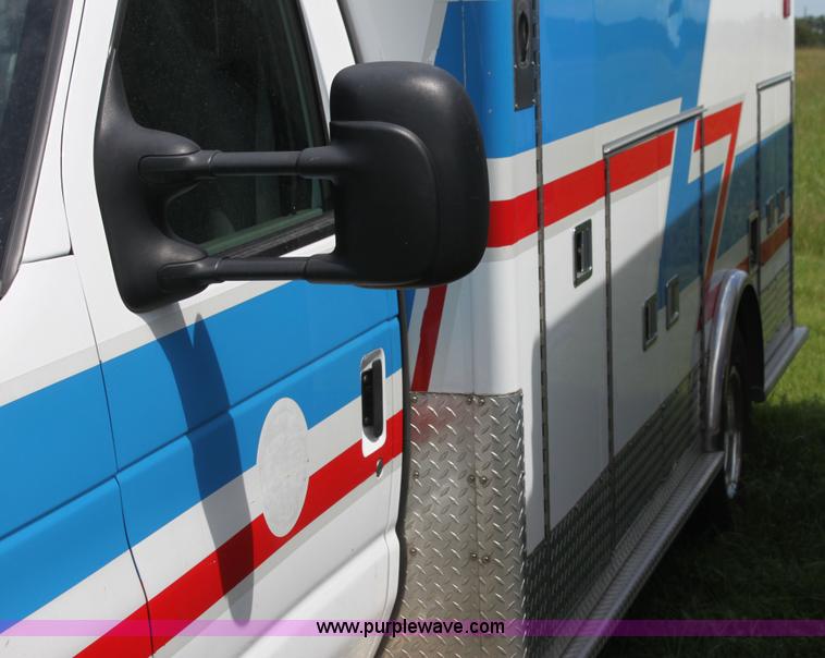 image for item H5389 2009 Ford E450 ambulance