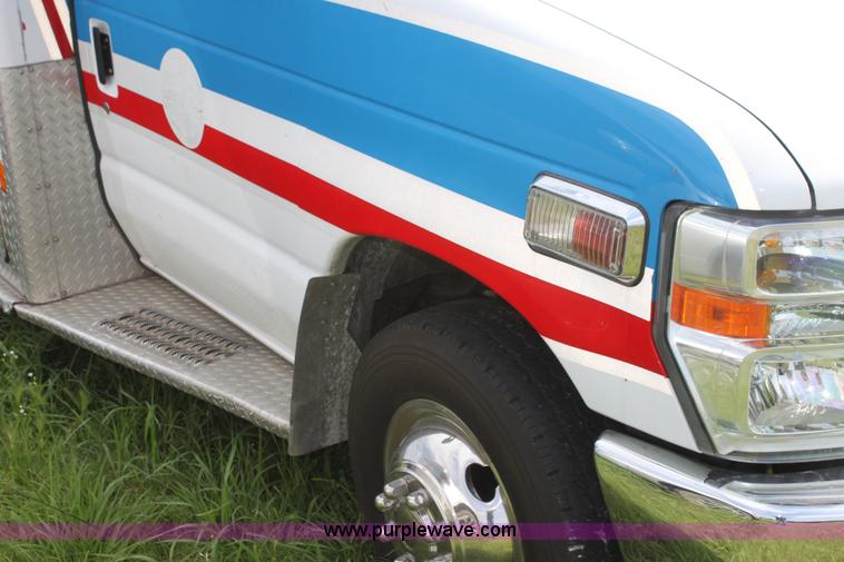 image for item H5389 2009 Ford E450 ambulance