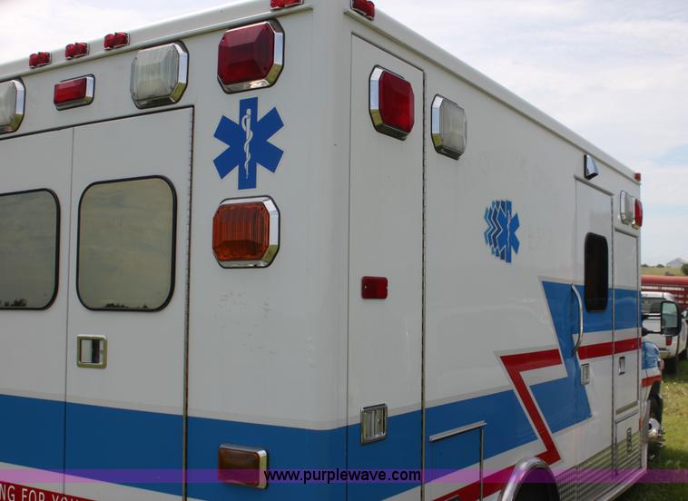 image for item H5389 2009 Ford E450 ambulance