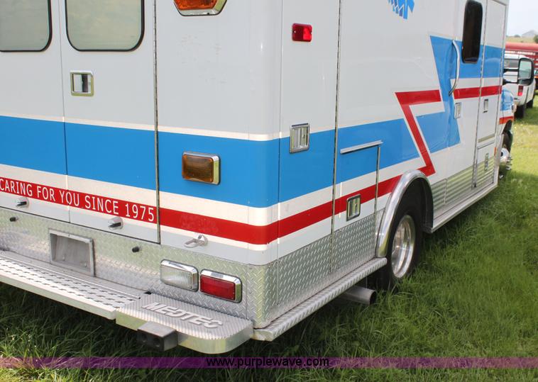 image for item H5389 2009 Ford E450 ambulance