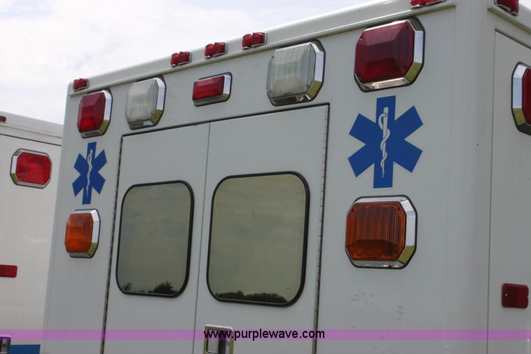 image for item H5389 2009 Ford E450 ambulance