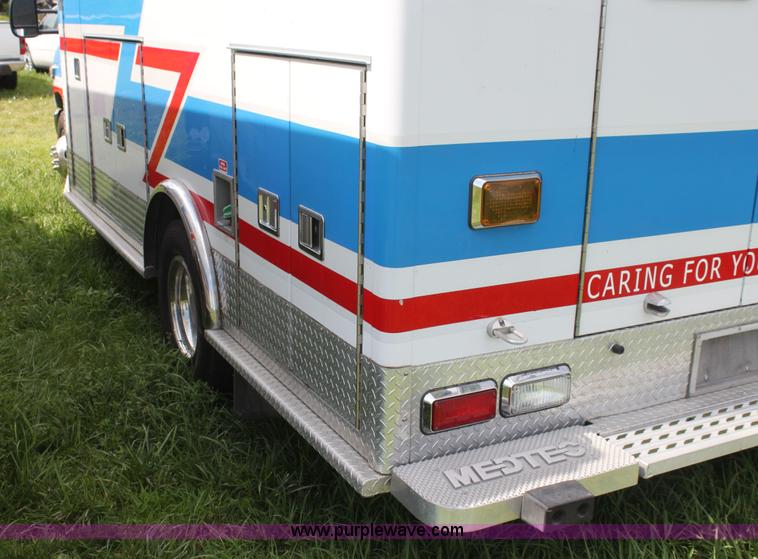 image for item H5389 2009 Ford E450 ambulance