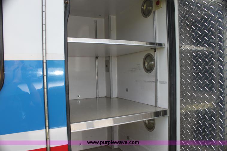image for item H5389 2009 Ford E450 ambulance