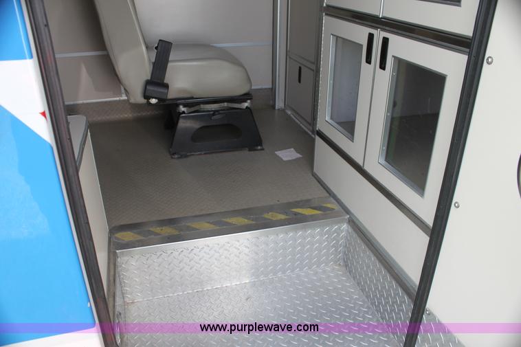 image for item H5389 2009 Ford E450 ambulance