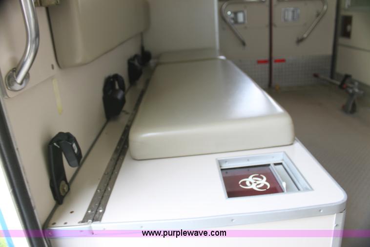 image for item H5389 2009 Ford E450 ambulance
