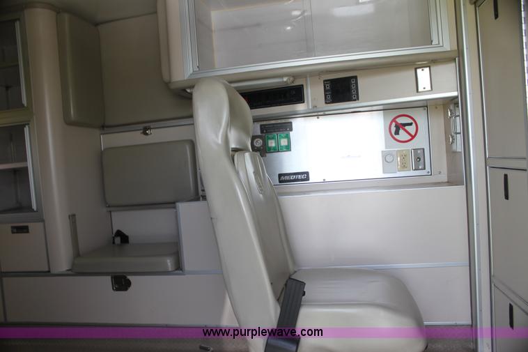image for item H5389 2009 Ford E450 ambulance