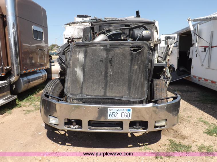 image for item H9187 2004 Peterbilt 387 semi truck