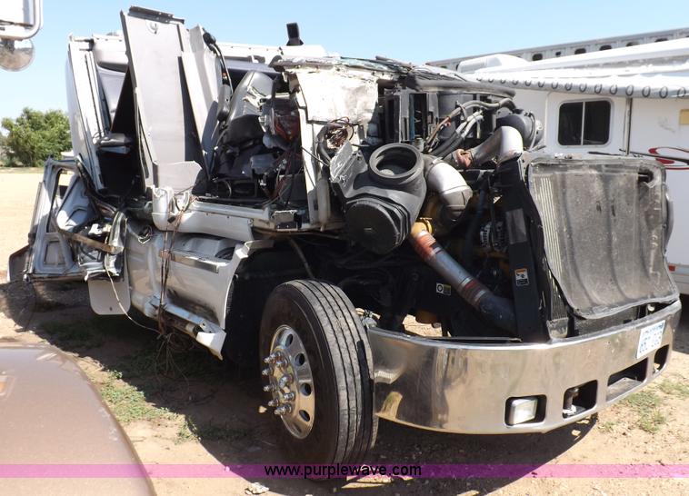 image for item H9187 2004 Peterbilt 387 semi truck