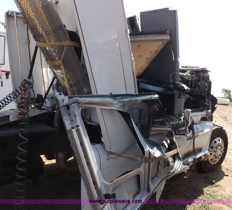 image for item H9187 2004 Peterbilt 387 semi truck