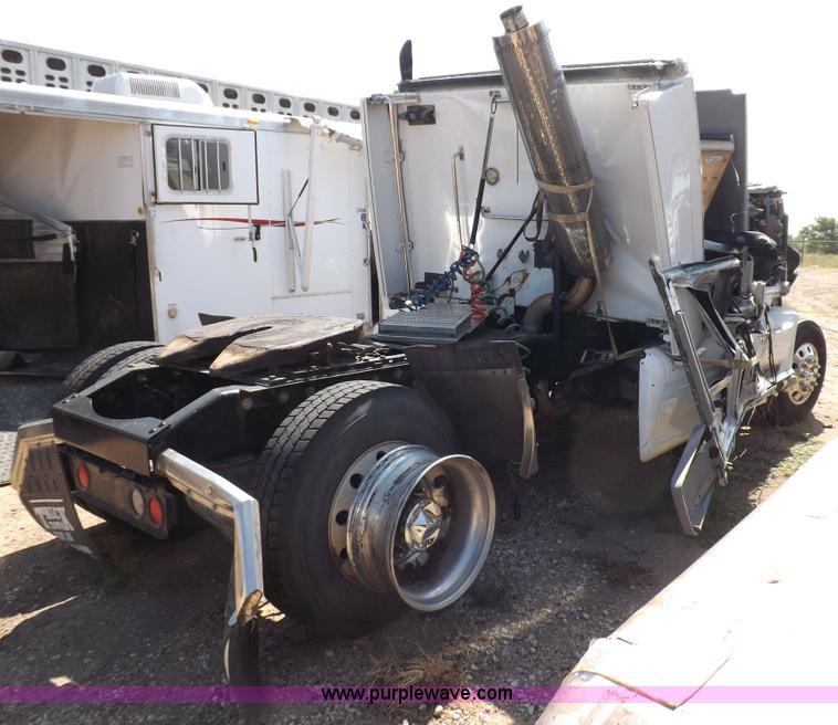 image for item H9187 2004 Peterbilt 387 semi truck