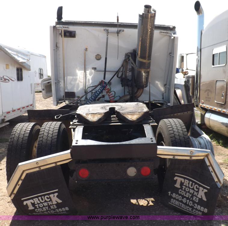 image for item H9187 2004 Peterbilt 387 semi truck