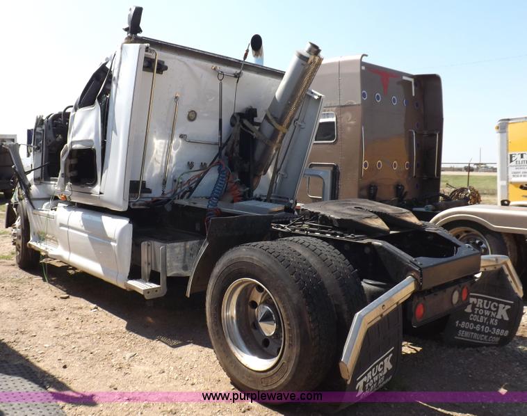 image for item H9187 2004 Peterbilt 387 semi truck