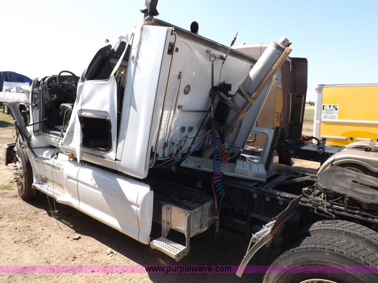 image for item H9187 2004 Peterbilt 387 semi truck