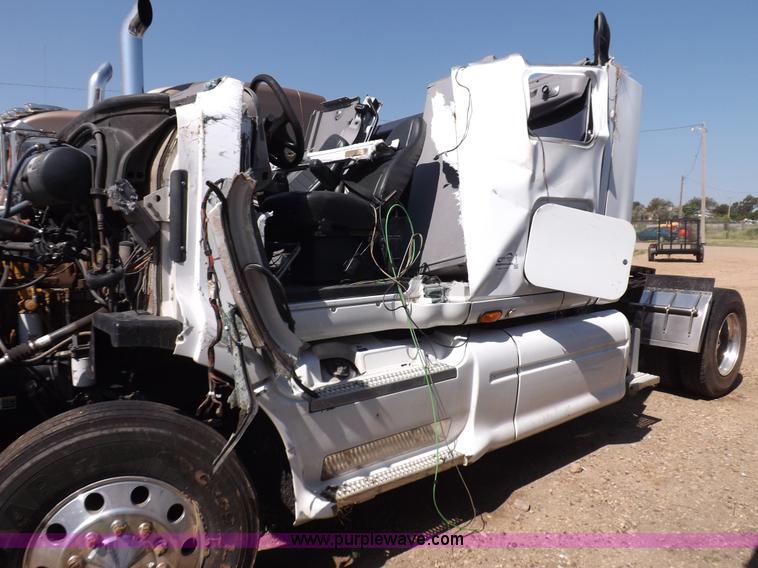 image for item H9187 2004 Peterbilt 387 semi truck