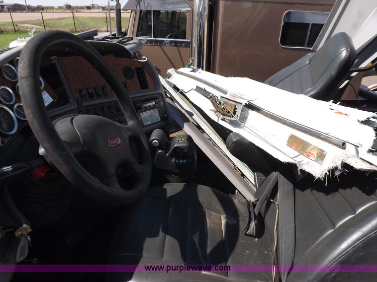 image for item H9187 2004 Peterbilt 387 semi truck