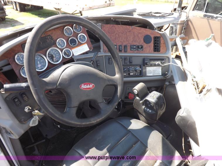 image for item H9187 2004 Peterbilt 387 semi truck