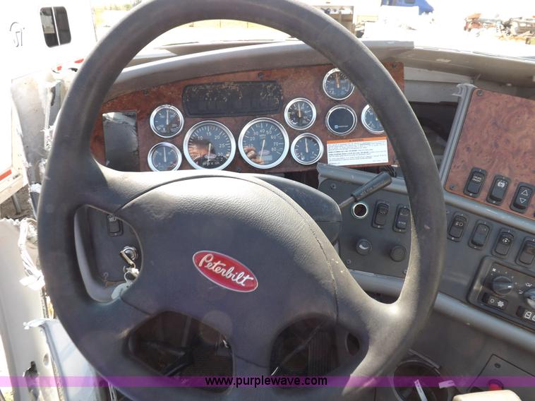 image for item H9187 2004 Peterbilt 387 semi truck
