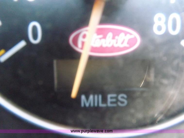 image for item H9187 2004 Peterbilt 387 semi truck