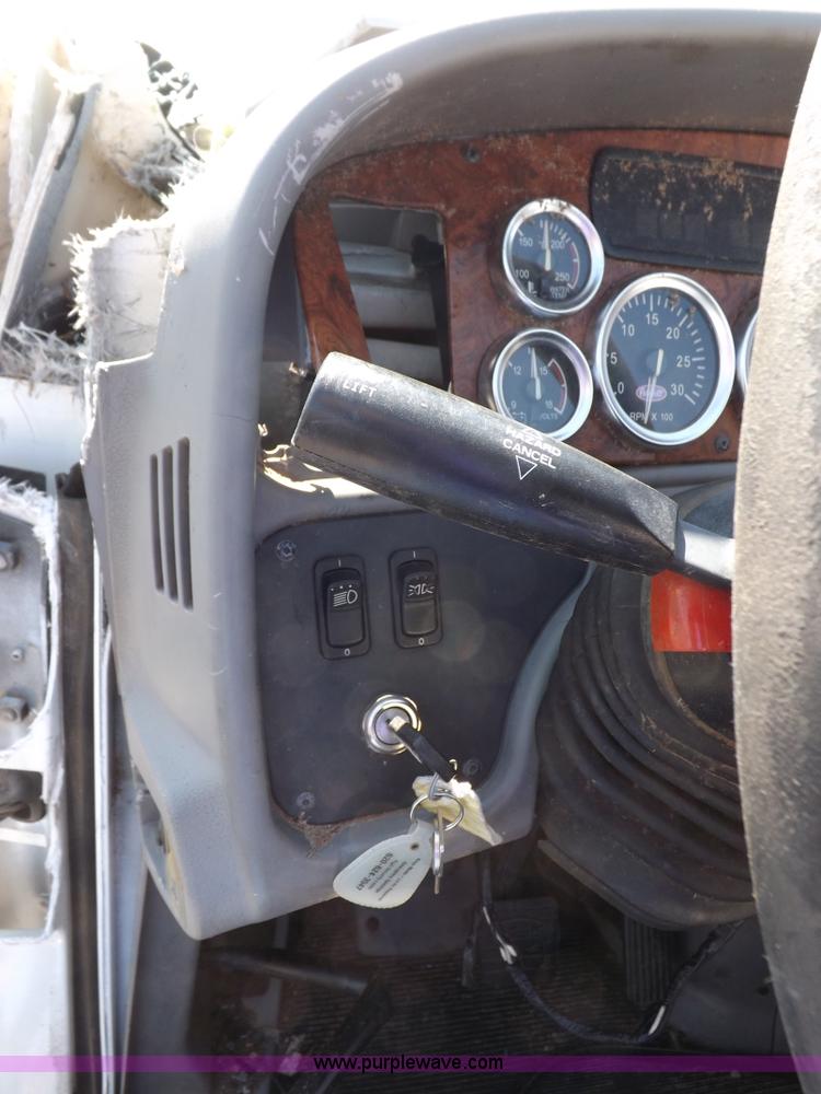 image for item H9187 2004 Peterbilt 387 semi truck