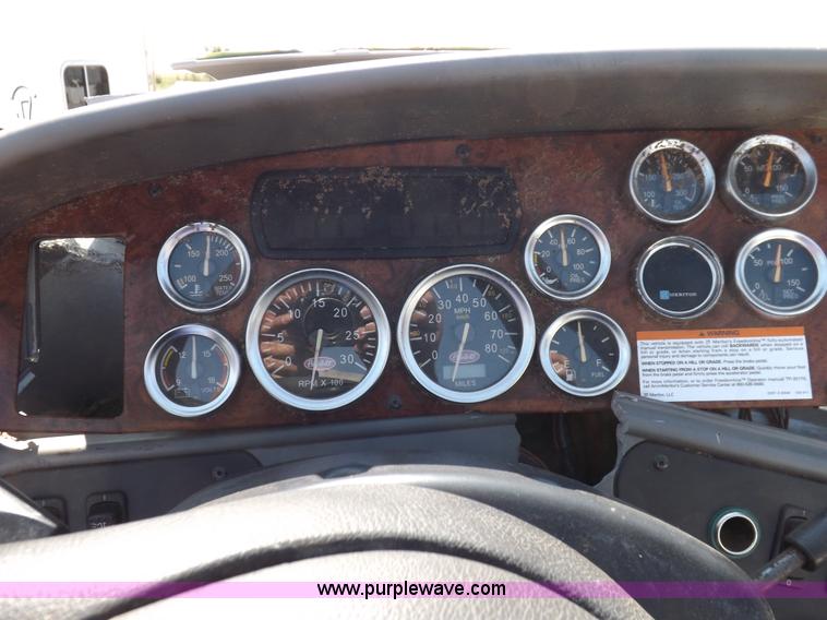 image for item H9187 2004 Peterbilt 387 semi truck