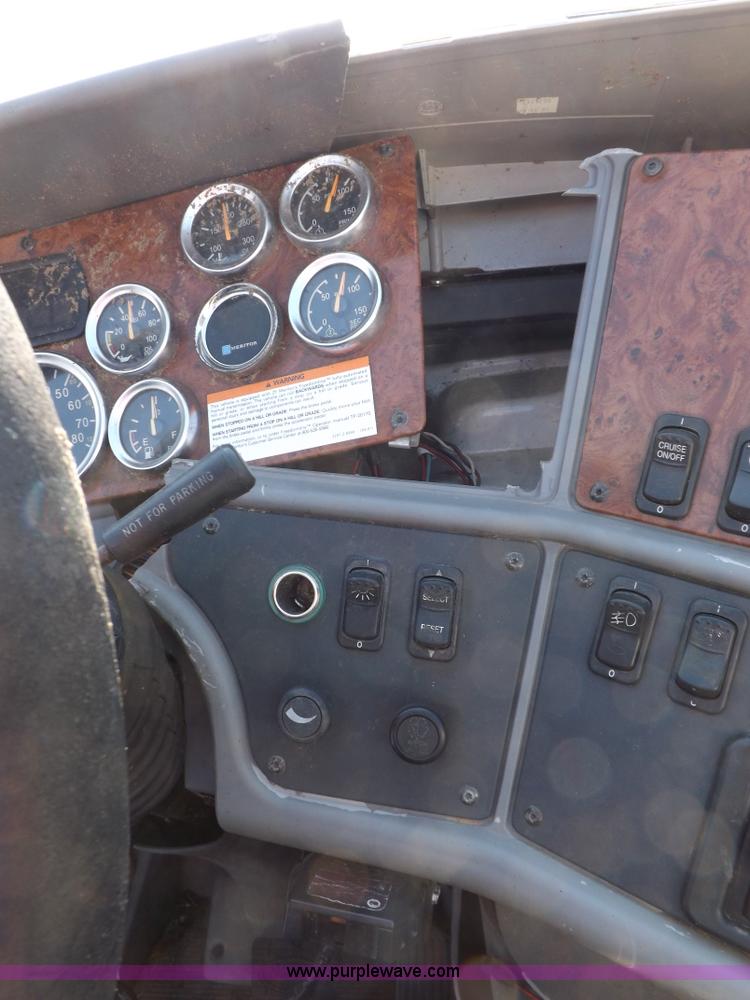image for item H9187 2004 Peterbilt 387 semi truck