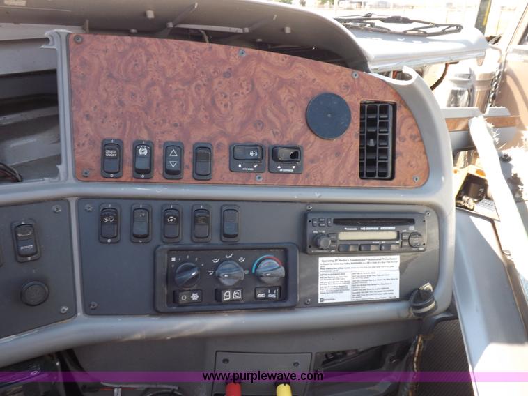 image for item H9187 2004 Peterbilt 387 semi truck